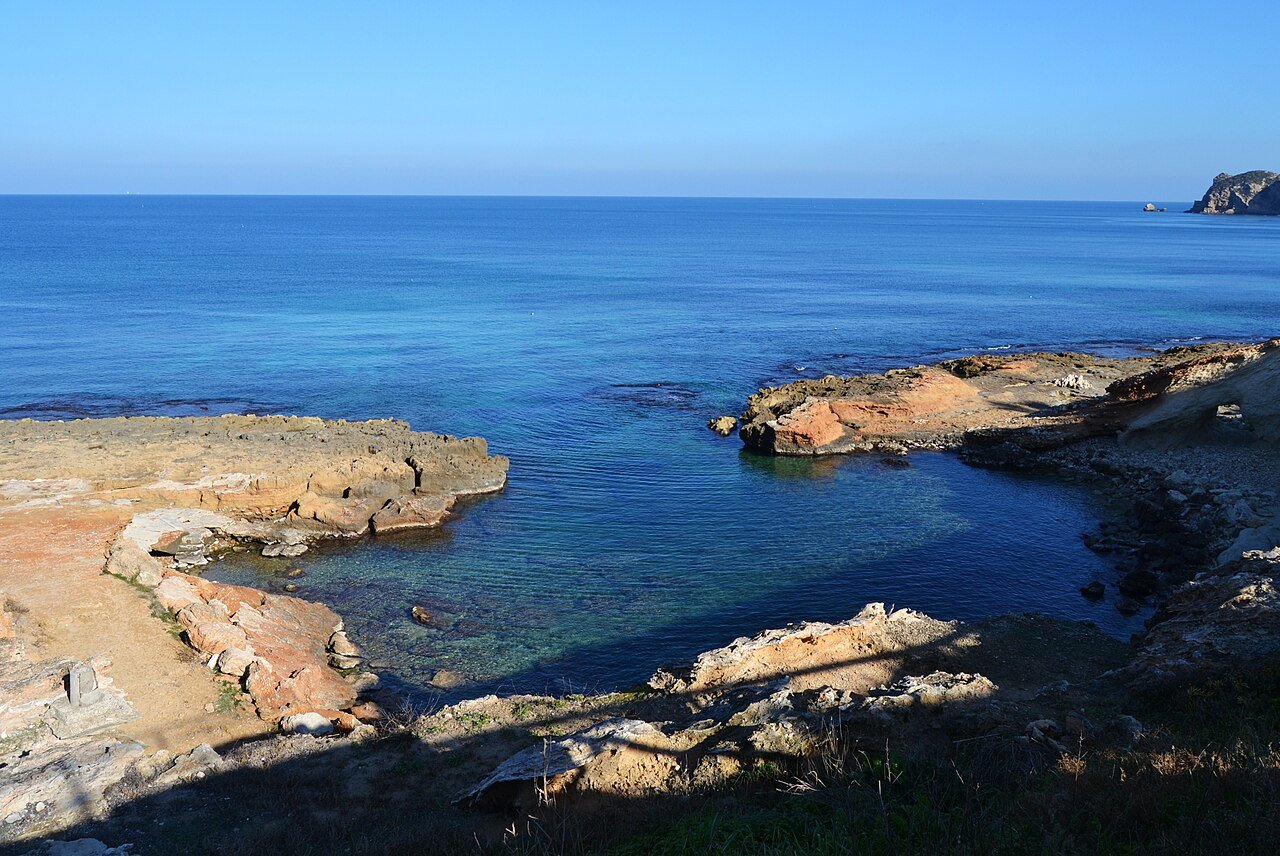 Costa de roca de Cala Blanca en Jávea con el mar azul intenso