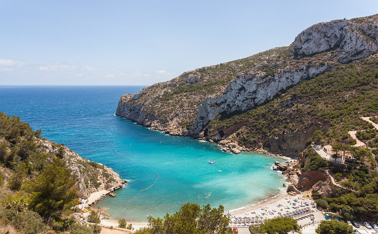 Cala de la Granadella en Jávea, con aguas turquesas rodeadas de acantilados y pinar