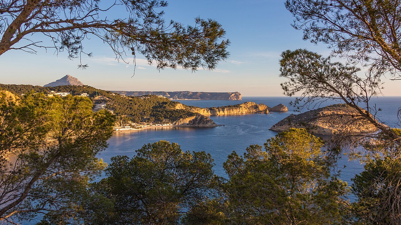 Costa del Portitxol en Jávea con pinos, calas y la isla al fondo